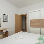 1 Bedroom Lovely In Apartment *