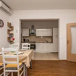 1 Bedroom Lovely In Apartment