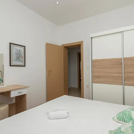 Stunning In With Kitchen Apartment *